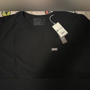 Men’s FIGS Leon freex slim scrub top black